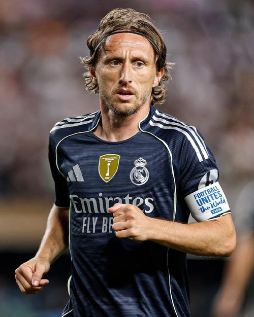 足球曝英超豪门盯上天才中卫，报价或破纪录